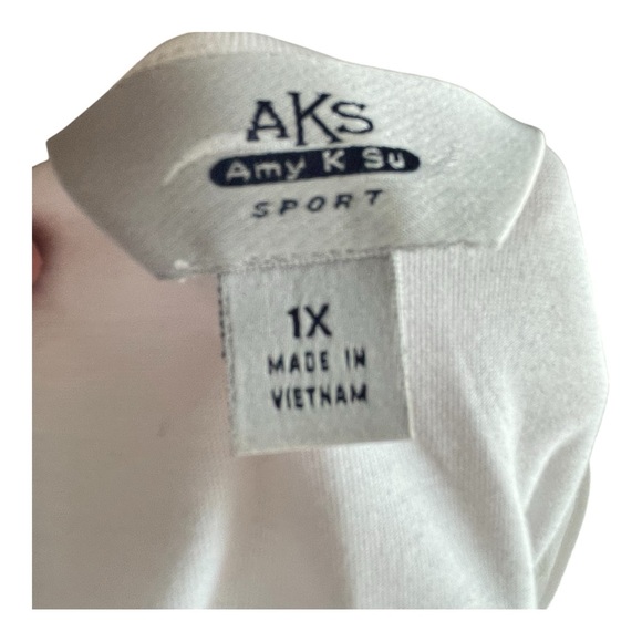 Elegant White Embroidered Women's Top - Picture 4 of 5